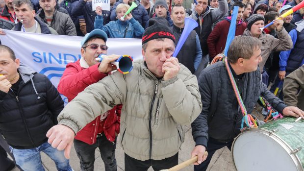 V Rumunsku se protestovalo už poněkolikáté tento měsíc. Na snímku je zachycená demonstrace ze 7. listopadu v Mioveni.