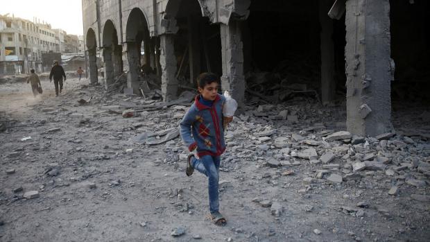 Syrský chlapec ve válkou zničeném předměstí Damašku (ilustrační foto)