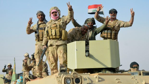 Iráčtí bojovníci oslavují vítězství poté, co se jim povedlo obsadit město Rawa