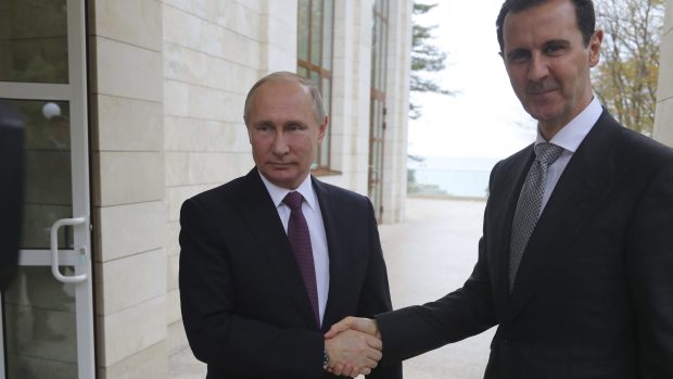 Ruský prezident Vladimir Putin se v pondělí v černomořském letovisku Soči setkal se svým syrským protějškem Bašárem Asadem