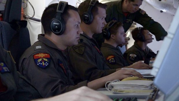 Členové posádky amerického námořnictva pátrající po zmizelé ponorce.