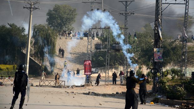 Okraj Islámábádu v sobotu zasáhly násilné střety mezi bezpečnostními složkami a demonstranty z