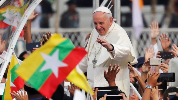 Papež František se vítá s věřícími v barmském Rangúnu