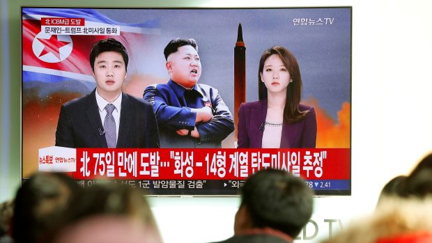 Jihokorejci v Soulu sledují televizní zprávy, které informují o odpalu severokorejské rakety Hwasong-15, 29. listopadu 2017.