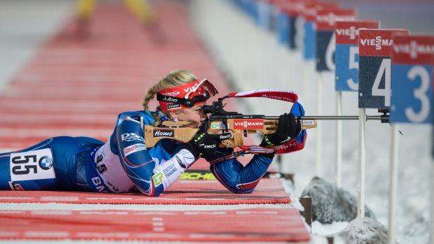 Biatlonistka Lucie Charvátová během sprintu na mistrovství světa v Anterselvě