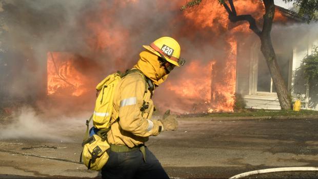 V okresu Ventura už plameny zachvátily přes 22 tisíc hektarů půdy a míří až ke stotisícovému městu Ventura.