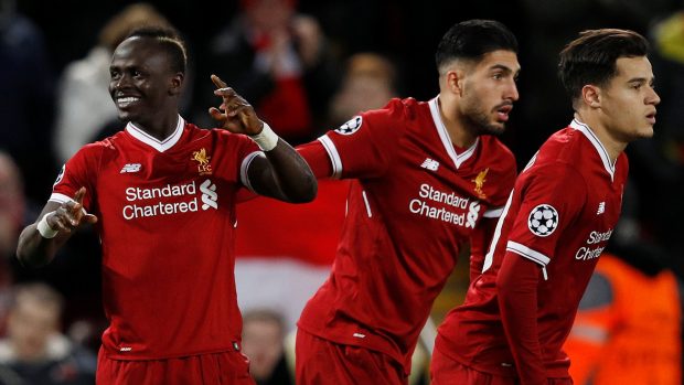 Fotbalisté Liverpoolu. Zleva Sadio Mané, Emre Can a Phillippe Coutinho