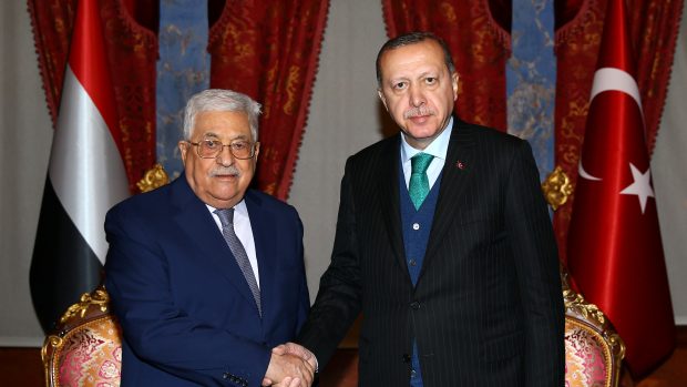 Palestinský vůdce Mahmúd Abbás (vlevo) a turecký prezident Recep Tayyip Erdogan