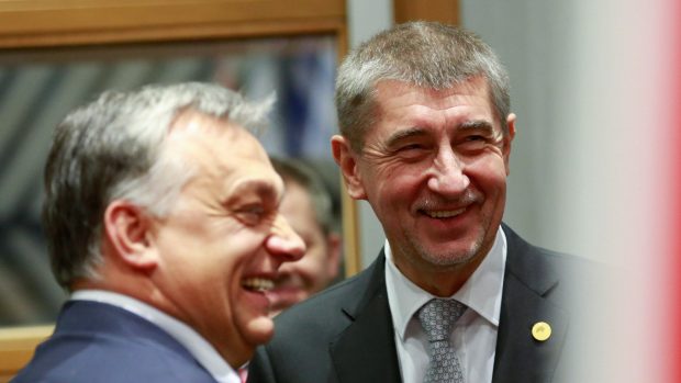 Andrej Babiš během jednání visegrádské čtyřky v Bruselu. V popředí maďarský premiér Viktor Orbán.