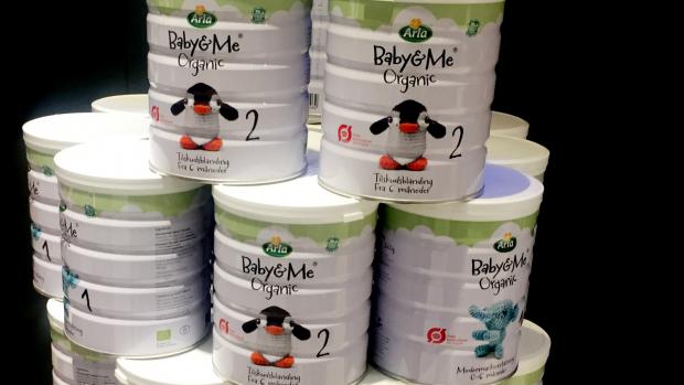 Organické mléko pro kojence v dánském obchodě