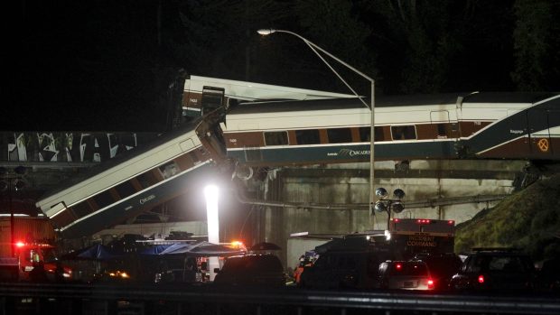 Vlakové neštěstí u Seattlu má nejméně tři oběti.