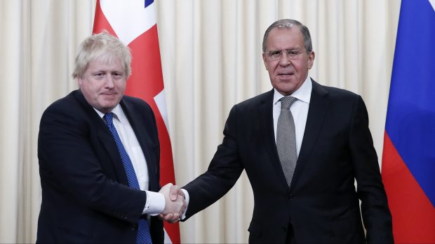 Britský ministr zahraničí Boris Johnson a ruský ministr zahraničí Sergej Lavrov.