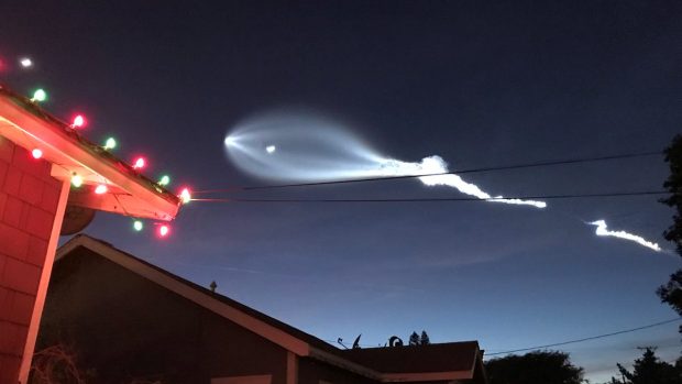 Páteční večerní start rakety Falcon 9 americké soukromé společnosti SpaceX doprovázela mimořádná podívaná.