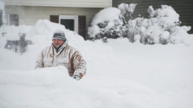 Obyvatel Pensylvánie Thomas Berry se snaží odhrabat sníh před svým domem