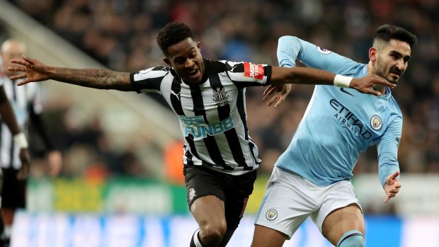 Rolando Aarons v dresu Newcastlu.