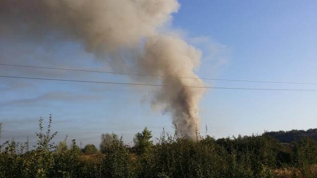 U Litvínova na Mostecku hoří komunální odpad na ploše zhruba jednoho hektaru.