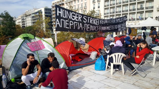 Syrští uprchlíci v Aténách drželi hladovku, aby se mohli znovu shledat se svými rodinami