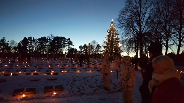 Vyjádření úcty padlým, zpěv i pochodně v ulicích Helsinek. Tisíce finských studentů si pochodem nezávislosti připomněly 100. výročí vyhlášení samostatnosti. A průvod začal na největším hřbitově v hlavním městě, Hietaniemi.