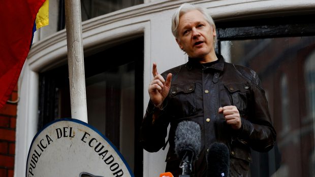 Julian Assange na balkonu ekvádorské ambasády 19. května 2017