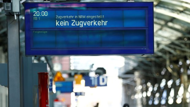 Německé dráhy ve čtvrtek odpoledne s okamžitou platností kvůli orkánu Friederike zastavily dálkovou železniční dopravu