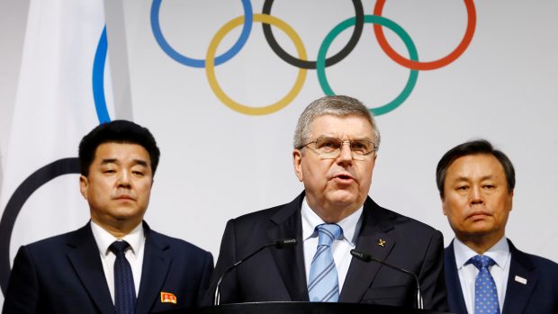 Šéf Mezinárodního olympijského výboru (MOV) Thomas Bach společně se zástupci delegací jednotlivých zemí.