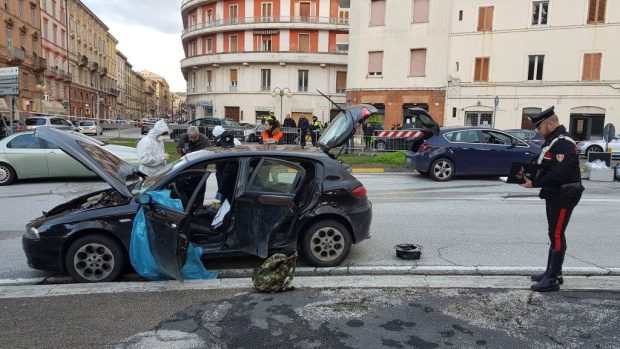Vyšetřování střelby v italské Maceratě, útočník pálil z automobilu
