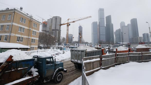 Nákladní auta odvážejí z Moskvy sníh