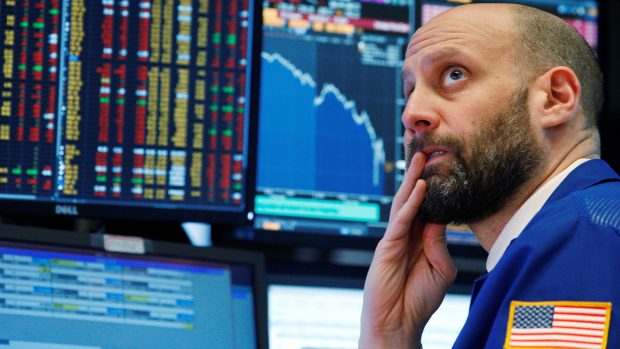 Akcie v USA prudce oslabily, Dow Jones se dostal i pod 24 tisíc bodů