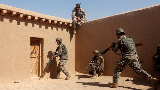 Americký voják dohlíží na trénink vojáků afghánské armády
