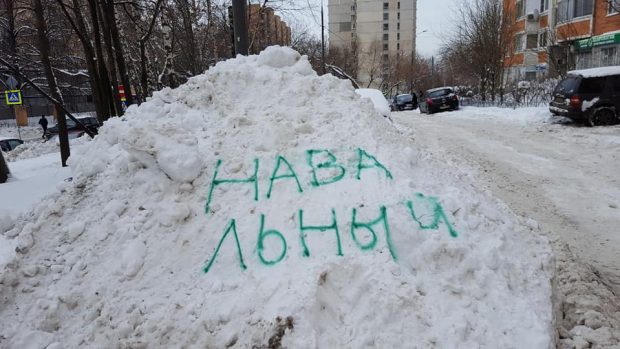 Sužuje vás neodklizený sníh? Stačí na závěj napsat jméno opozičního aktivisty Navalného