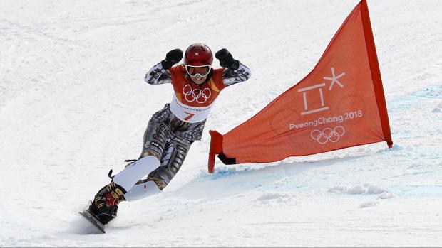Radost zlaté Ester Ledecké při dojezdu ve finálové jízdě obřího paralelního slalomu
