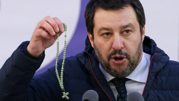 Předseda italské protiimigrační populistické strany Liga - Matteo Salvini s růžencem (únor 2018)