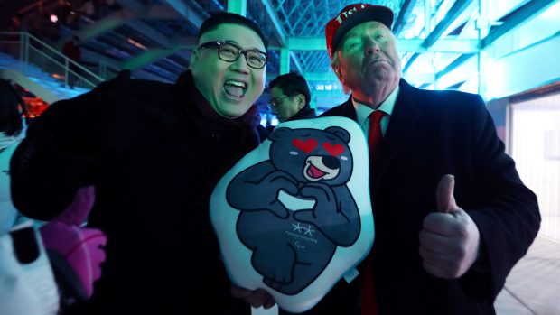 Dvojníci Kim Čong-una a Donalda Trumpa na olympiádě v Jižní Koreji