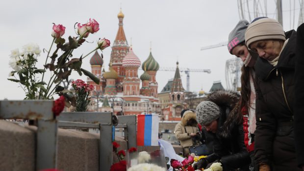 Improvizovaný pomník Borise Němcova na Velkém Moskvoretském mostu v centru Moskvy