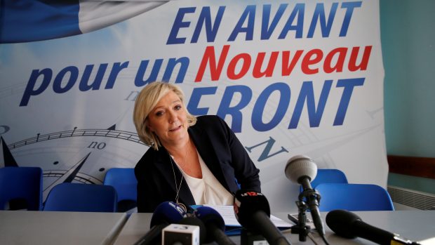 Marine Le Penová na tiskové konferenci ve francouzském Laonu, únor 2018. Nápis na pozadí - Vpřed pro Novou frontu - naznačuje deklarovanou transformaci strany.