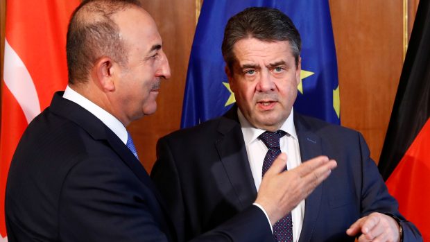 Německý ministr zahraničí Sigmar Gabriel se svým tureckým protějškem Mevlutem Cavusogluem