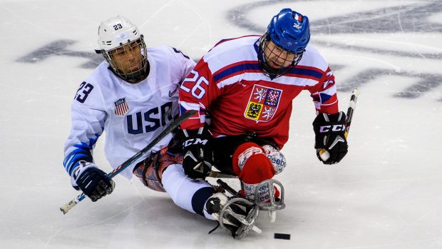 Američan Rico Roman v souboji se Zdeňkem Klímou na paralympiádě v Pchjongčchangu v roce 2018