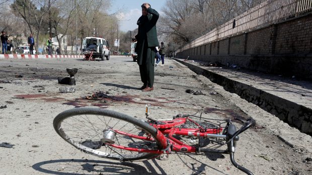 Nejméně 26 mrtvých a 18 zraněných si vyžádal dnešní útok sebevražedného atentátníka poblíž šíitské svatyně v afghánské metropoli Kábulu.