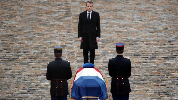 Prezident Emmanuel Macron před rakví Arnauda Beltrama