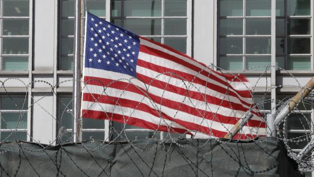 Vlajka na americké ambasádě v Moskvě