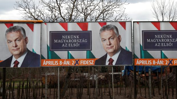 Maďarským premiérem bude podle průzkumů nejspíš potřetí za sebou Viktor Orbán. Jeho strana Fidesz nyní jasně dominuje současnému parlamentu.