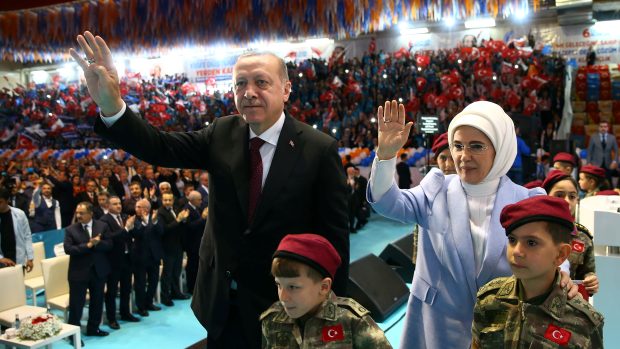 Turecký prezident Recep Tayyip Erdogan s manželkou Emine