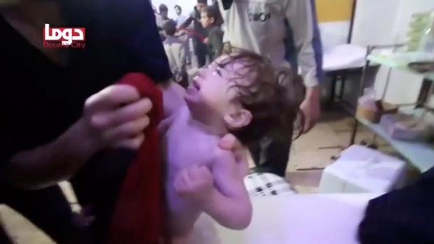 Záběry, které byly podle agentury Reuters pořízeny v syrské Dúmě po sobotním útoku.