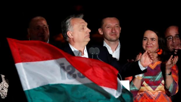 Maďarský premiér Viktor Orbán promlouvá k voličům po vyhlášení výsledků voleb v Budapešti.