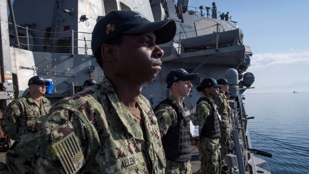 Přípravy USA na úder v Sýrii: američtí mariňáci na palubě raketového torpédoborce třídy Arleigh Burke USS Donald Cook, který vyplouvá z kyperské Larnaky, 9. duben 2018.
