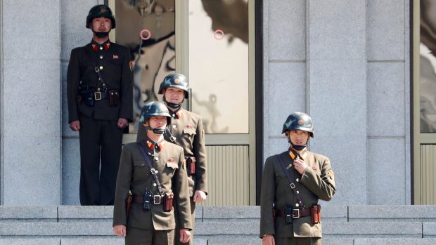 Vojáci KLDR na stráži v severokorejské části Pchanmundžomu, demilitarizované pásmo, 18. dubna 2018.