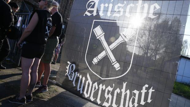 Přívrženci ultrapravice na festivalu Schild und Schwert (Štít a meč), zkráceně SS, v Ostritzu. Nápis znamená Árijské bratrstvo