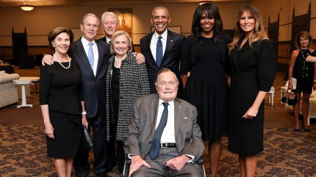 Bývalý americký prezident George Bush starší na pohřbu své manželky Barbary spolu s dalšími prezidenty a jejich ženami.