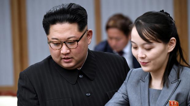 Severokorejský vůdce Kim Čong-un se svou mladší sestrou Kim Jo-čong v jihokorejském Domě míru.