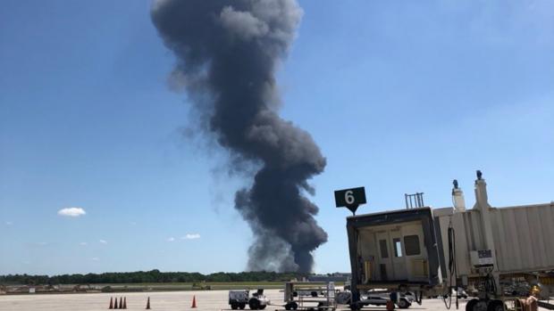 Vojenské dopravní letadlo C-130 se ve středu zřítilo na křižovatku nedaleko mezinárodního letiště v Savannah v americkém státě Georgia.